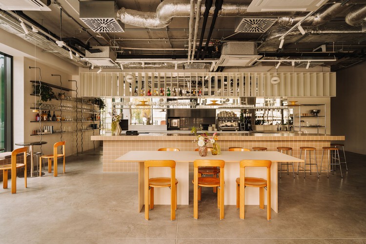 Helen Café / Cudo: - Внутренняя фотография, дерево, стол, освещение, стул