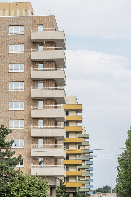 Langblokken Social Housing / A2D Architects + Architecturenburau Vanhecke & Suls - Экстерьерная фотография, фасад, балкон