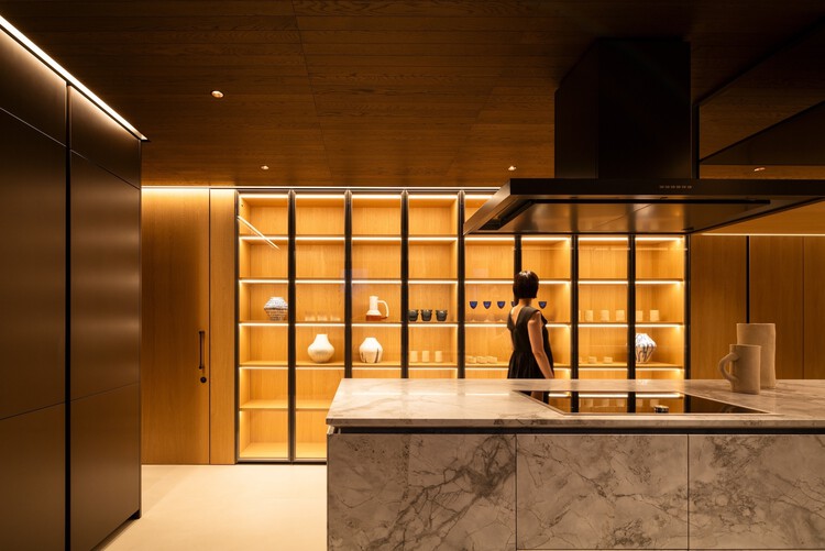 Morandi Apartment / Apollo Architects & Associates - Внутренняя фотография, древесина, стекло, столешница