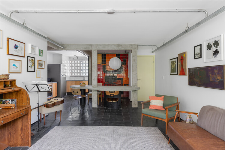 Nietzsche Apartment / Tribeira - Интерьерная фотография, стол, стул, освещение