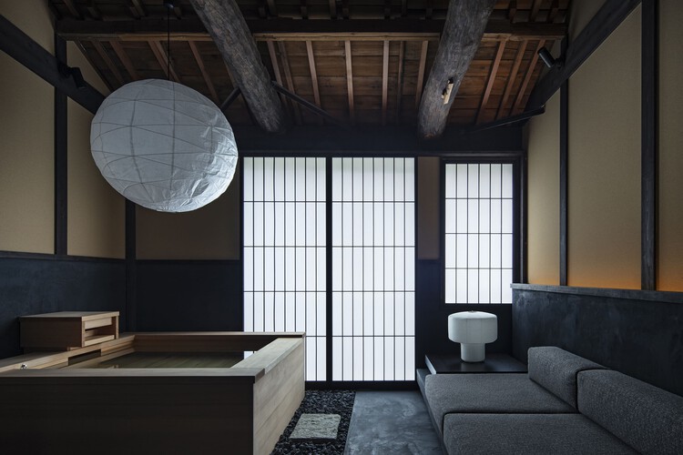 Отель Nazuna Kyoto Higashihonganji / Studio Aluc - Интерьерная фотография, гостиная, освещение, спальня