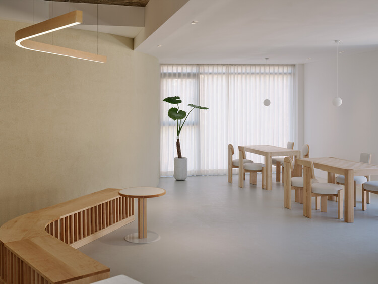 Ozbe Cafe / Kkol Studio - Интерьерная фотография, столовая, дерево, освещение
