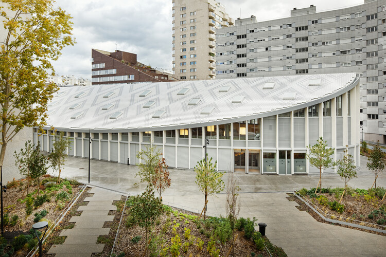 Шаррас Центр рыночный зал Общественная автостоянка и Esplanade / Croixmariebourdon Architectes Associés - Экстерьерная фотография, фасад