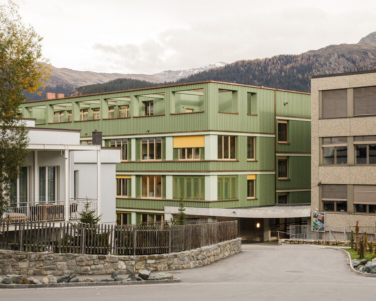 Школьная трансформация Davos / Cura Architekten - Внешняя фотография