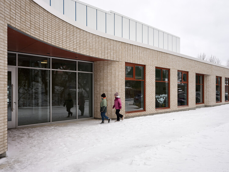 Школа Луи-Сен-Лавр / СТГМ Архитекторы + Ateliers Architecture-Внешняя фотография