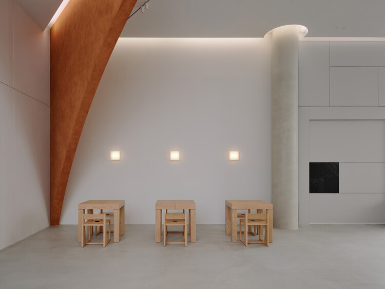 Вход в офис Riverridge / Kkol Studio - Интерьерная фотография, дерево, стул
