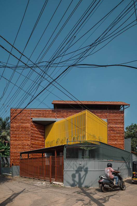 Желтая коробка / Aslam Sham Architects - внешняя фотография