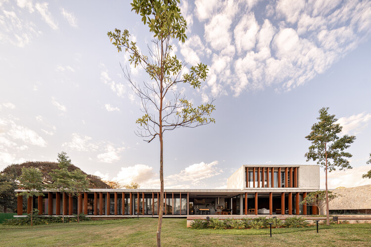 Каменный дом / Esquadra arquitetos - изображение 7 из 34