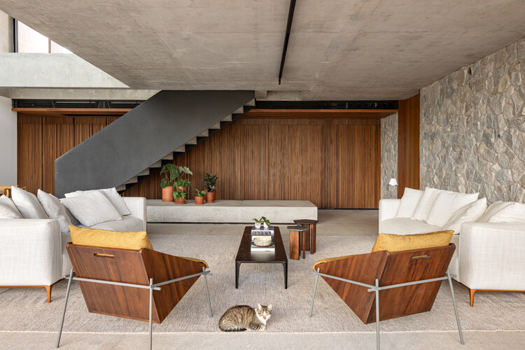 Каменный дом / esquadra arquitetos - интерьерная фотография, дерево, стул