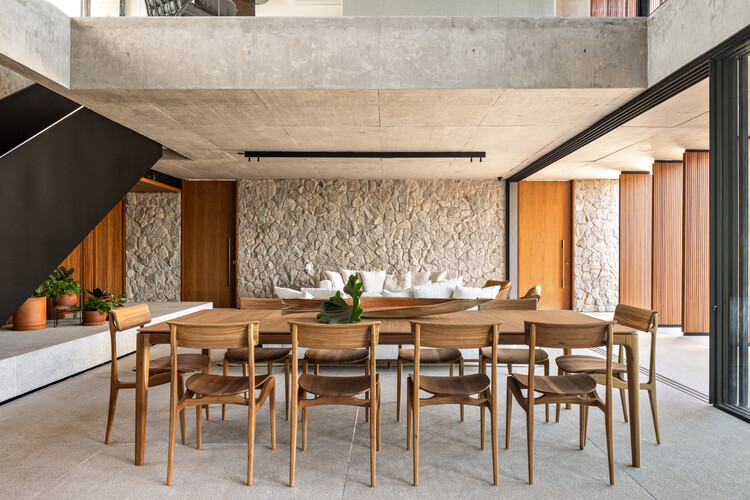 Каменный дом / esquadra arquitetos - интерьерная фотография, столовая, дерево