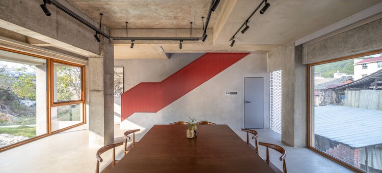 Шаньсия культурная станция / архитектурная студия Mufu Architecting Studio - Интерьерная фотография, древесина, бетон, луч