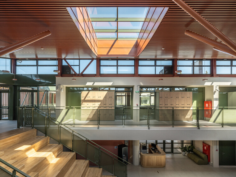Пайнвудский международный колледж школы -анатолии / Antmbazis & Associates Architects + Micromega Architecture & Strategies - Интерьерная фотография, лестница, древесина, стекло