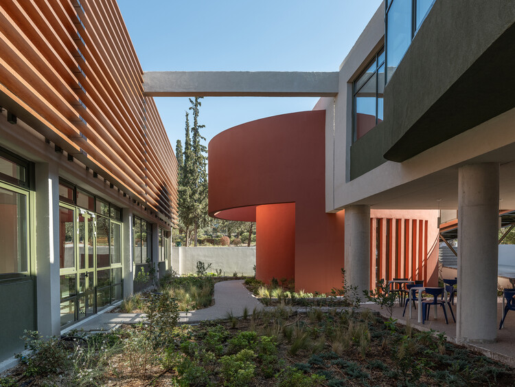 Пайнвудский международный колледж школы -анатолия / An Tombazis & Associates Architects + Architecture & Micromega Architecture & Strategies - Внешняя фотография, сад, внутренний двор