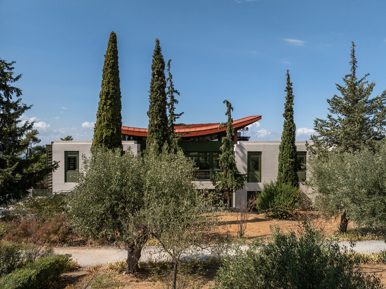 Пайнвудский международный колледж школы -анатолия / Antambazis & Associates Architects + Architecture & Micromega Architecture & стратегии - внешняя фотография, сад