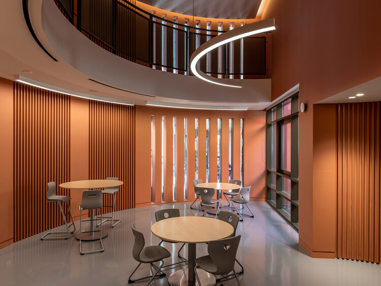 Пайнвудский международный колледж школы -анатолия / Antambazis & Associates Architects + Architecture & Micromega Architecture & Strategies - Интерьерная фотография, столовая, дерево, стул