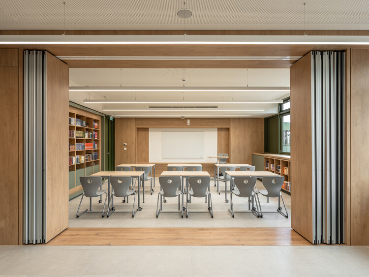 Пайнвудский международный колледж школы -анатолия / Antambazis & Associates Architects + Architecture & Micromega Architecture & Strategies - Интерьерная фотография, столовая, дерево, стул