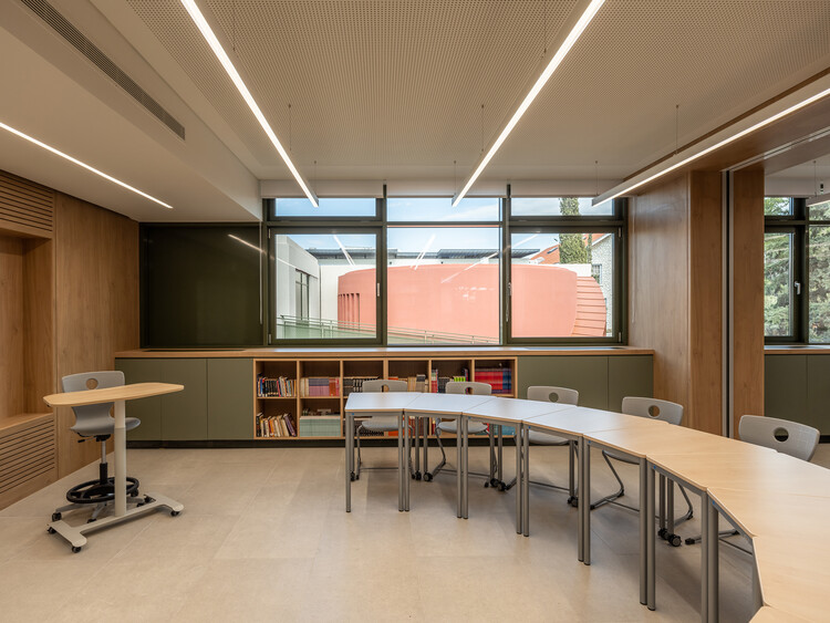 Пайнвуд Международный колледж школы -анатолия / Antambazis & Associates Architects + Architecture & Micromega Architecture & Strategies - Интерьерная фотография, кухня, дерево, стул