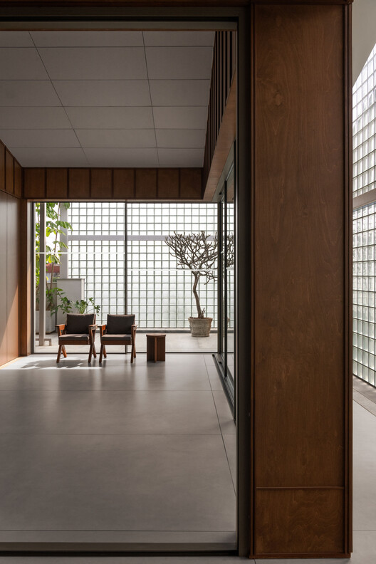 Lume Haus / Studio Prakruthi - Интерьерная фотография, дерево, дверь, стекло