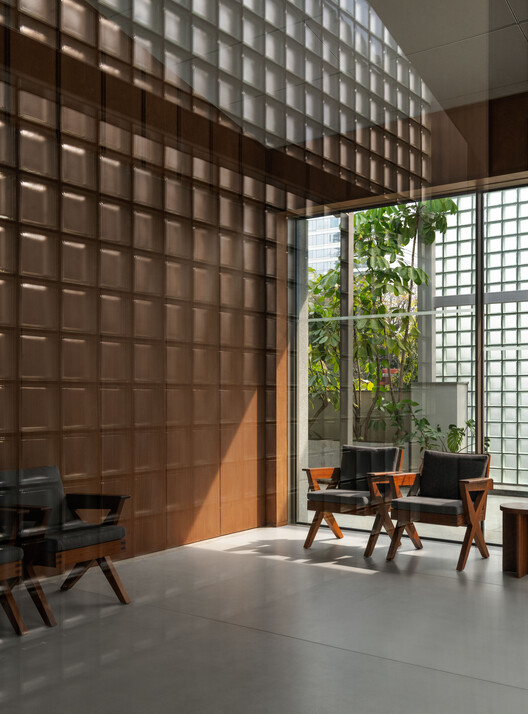 Lume Haus / Studio Prakruthi - Интерьерная фотография, столовая, дерево, стекло