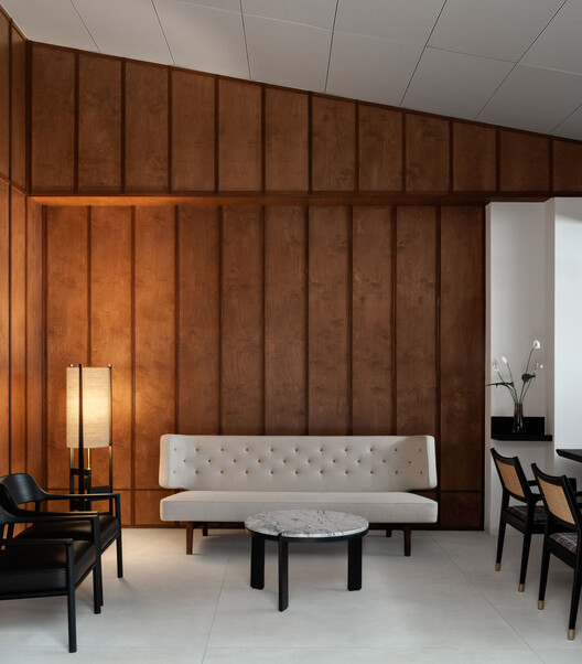 Lume Haus / Studio Prakruthi - Интерьерная фотография, дерево, стол, стул