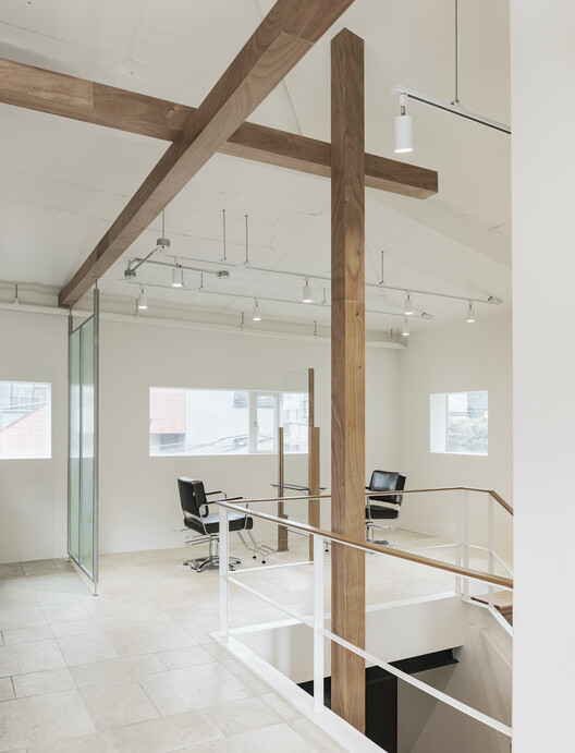 Среди парикмахерской / Orosy Studio - Внутренняя фотография, дерево, освещение, стекло