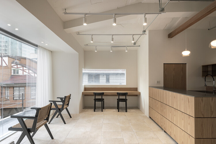 Среди парикмахерской / Orosy Studio - Внутренняя фотография, дерево, освещение, стул, стекло