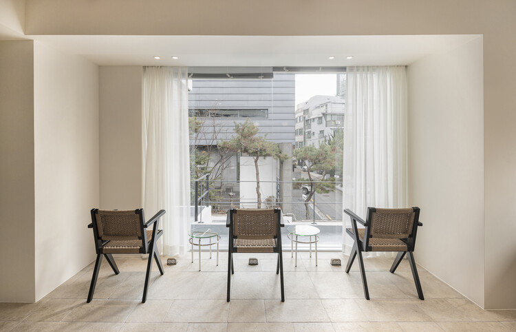 Среди парикмахерской / Orosy Studio - Внутренняя фотография, столовая, стул, балкон