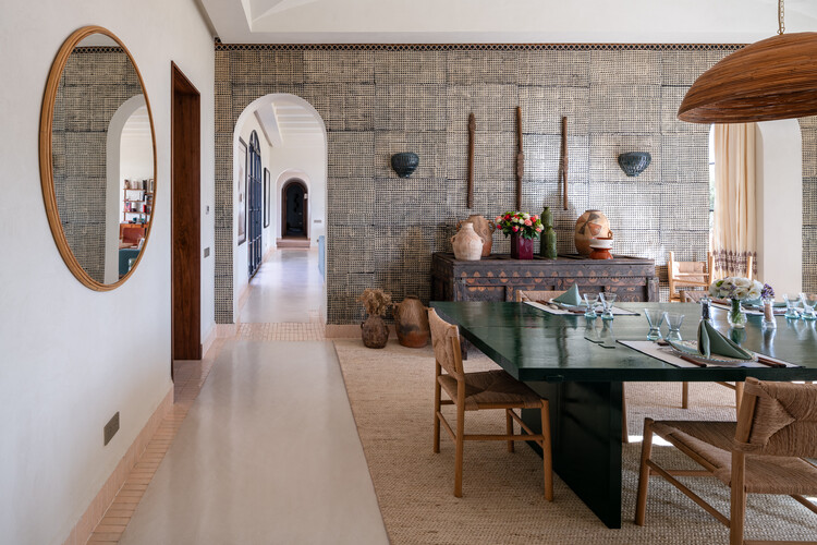Villa Rosa / Eh Atelier D'Architectures + LH Atelier + Sarah Poniatowski - Интерьерная фотография, кухня, дерево, стол, освещение, стул