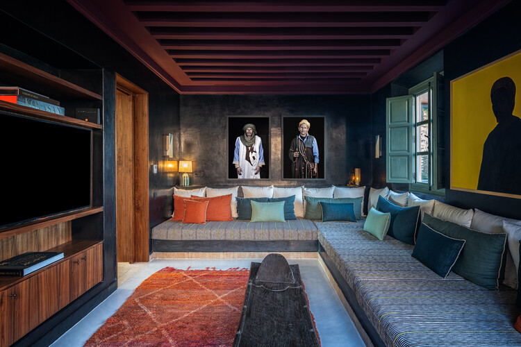 Villa Rosa / Eh Atelier D'Architectures + LH Atelier + Sarah Poniatowski - Интерьерная фотография, гостиная, диван, дерево, освещение