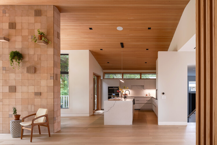 North York Gain House / Denegri Bessai Studio - Интерьерная фотография, кухня, дерево