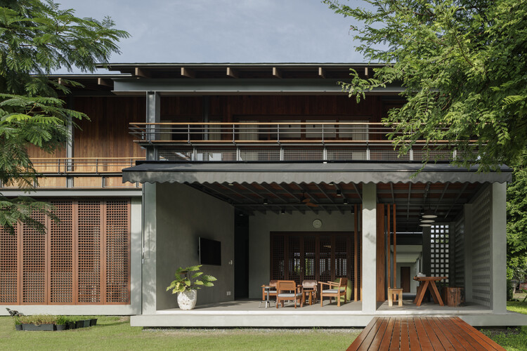 Utai Thani House / Мне нравится дизайнерская студия - внешняя фотография, балкон, двор