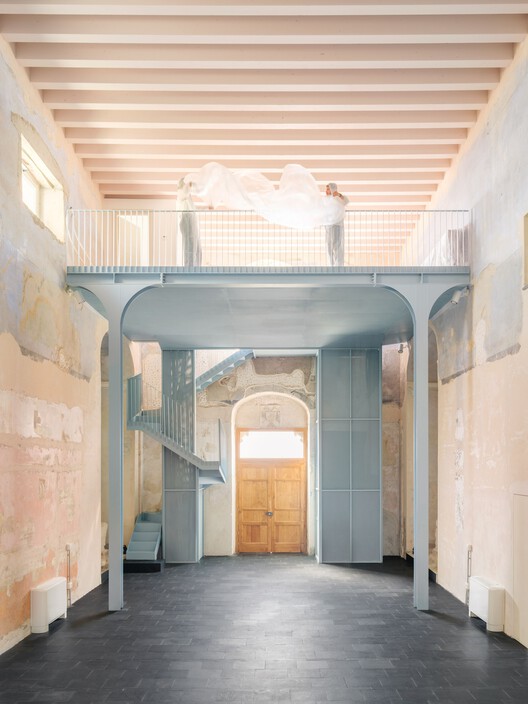 Nostra Signora Della Costa Cultural и Expeciential Training Center / Caarpa - Интерьерная фотография, дерево, лестница, освещение, арка, поручни, луча