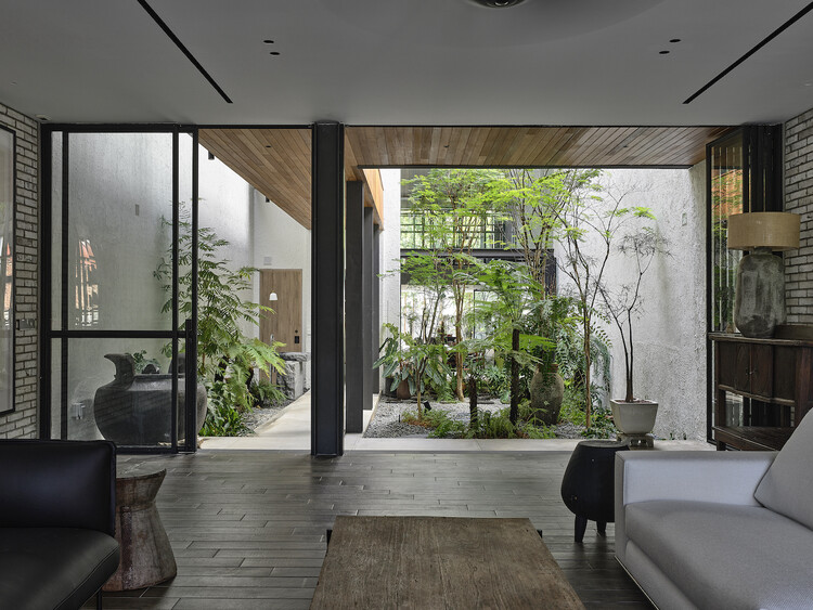 ОКУ House / Freight Architects - Внутренняя фотография, гостиная, дерево, стул