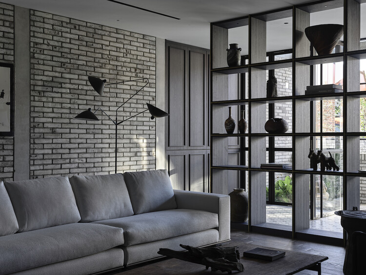 ОКУ House / Freight Architects - Интерьерная фотография, гостиная, освещение, стол, стеллажи, стул, стекло