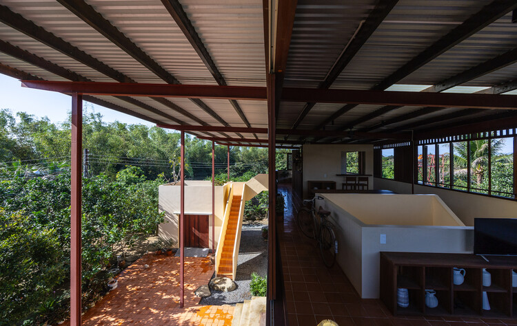 DB Horizon House / SAL - Интерьерная фотография, дерево, луч, балкон