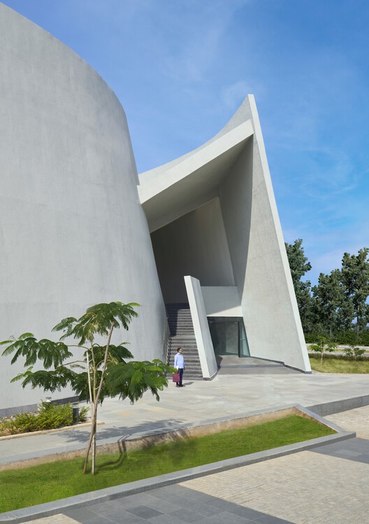 Комплекс лекционного зала, конструкции IIT Hyderabad / CCBA - внешняя фотография, бетон