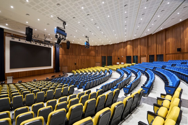 Комплекс лекций, IIT Hyderabad / CCBA Designs - Интерьерная фотография, стул