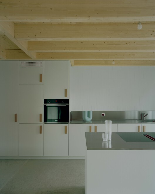 Five Villas / Noue Studio - Интерьерная фотография, кухня, дерево, столешница
