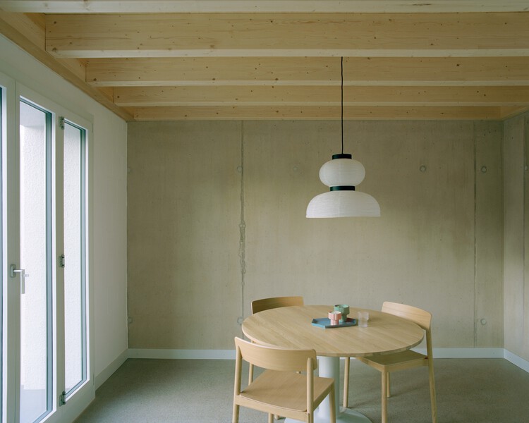 Five Villas / Noue Studio - Интерьерная фотография, столовая, дерево, освещение, стул, стекло