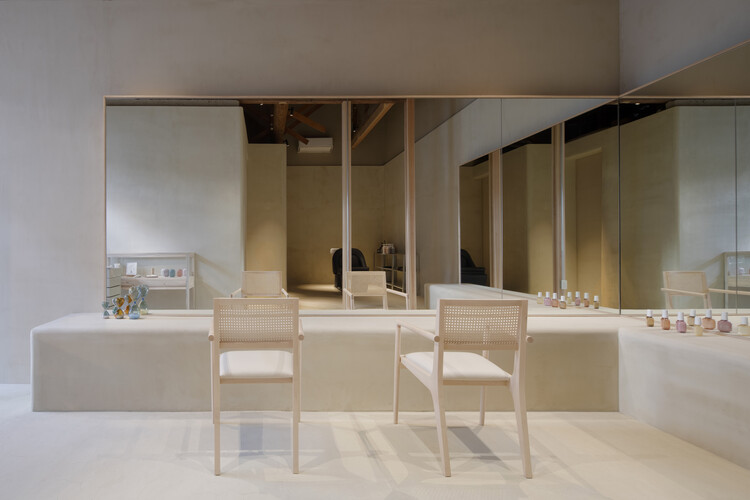 Yasukawa Hair Salon / Koyori - Интерьерная фотография, дерево, освещение, стекло, стул