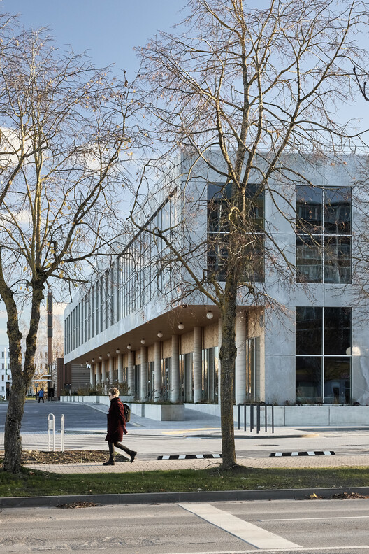 Courtyard смешанное здание / после вечеринки - внешняя фотография, бетон