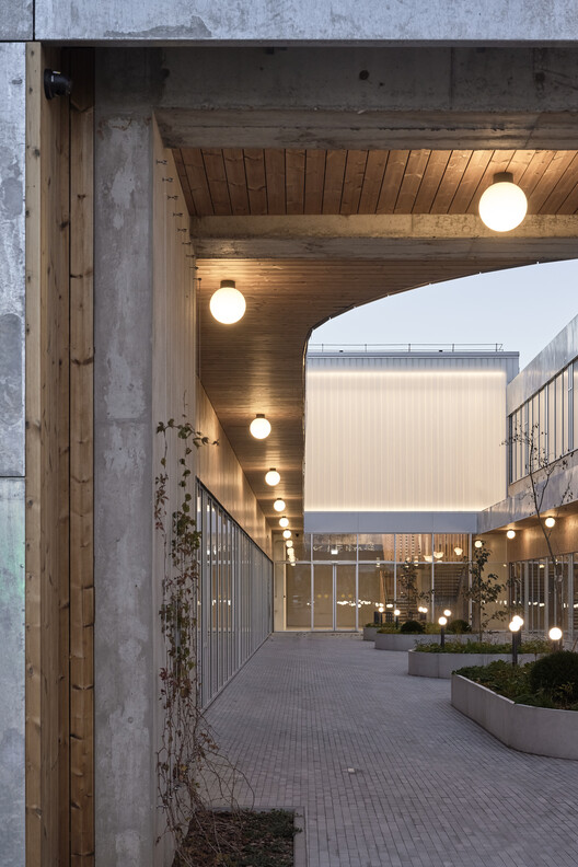 Courtyard смешанное здание / после вечеринки - Интерьерная фотография, бетон