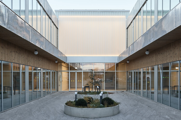 Courtyard смешанное здание / после вечеринки - изображение 9 из 20
