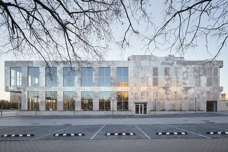 Courtyard смешанное здание / после вечеринки - внешняя фотография, бетон