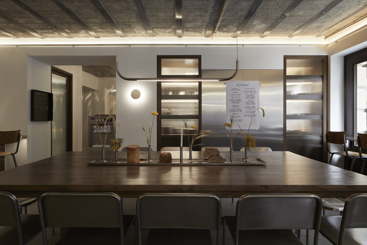 Ergon Bakehouse / Urban Soul Project - Интерьерная фотография, дерево, стол, освещение, стул, стекло