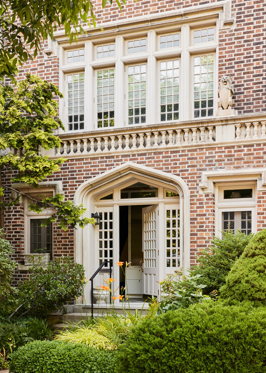 Парк склоп Neo -Tudor House / The Brooklyn Studio - Внешняя фотография, кирпич, дверь