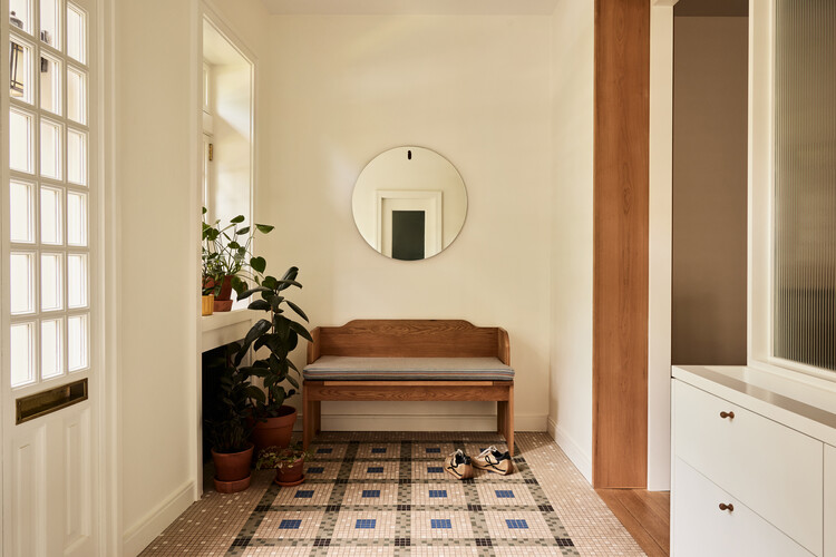 Парк склоп Neo -Tudor House / The Brooklyn Studio - Интерьерная фотография, спальня, дерево, освещение, дверь