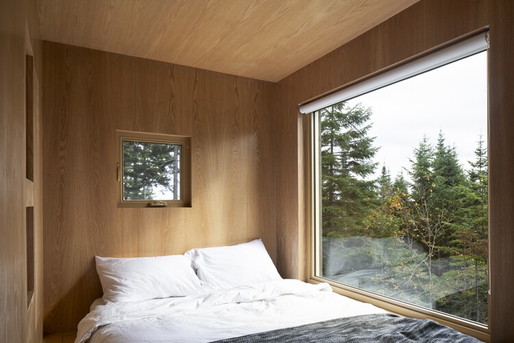 Blok House / Quinzhee Architecture - Интерьерная фотография, спальня, дерево, кровать