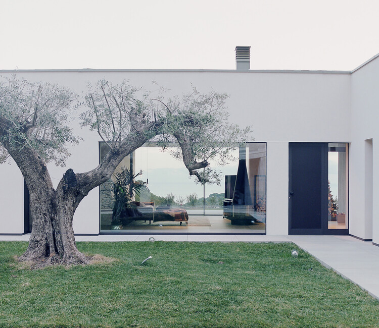 Villa Beusi / Calvi Ceschia Viganò Architetti Associati - Внешняя фотография, сад, бетон, внутренний двор