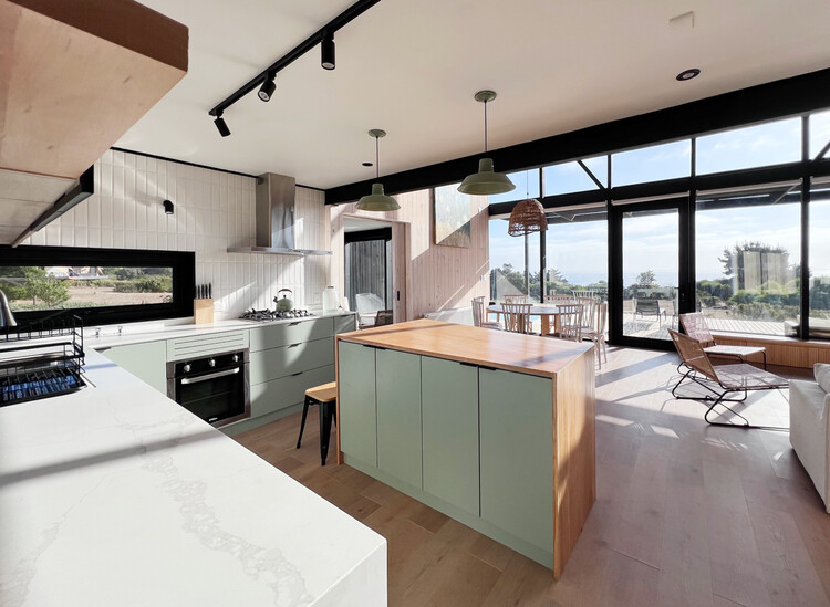 SP House / Karina Duque - Интерьерная фотография, кухня, столешница, дерево, освещение, стул